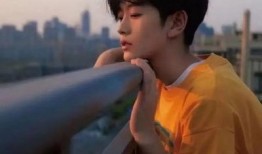 娱乐吃瓜的头像男生真人,网络红人“吃瓜男”的真实身份与生活