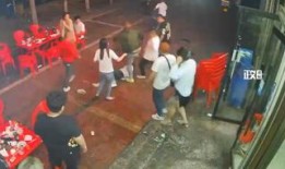 唐山打人在小巷视频爆料,小巷监控视频揭露暴力冲突瞬间