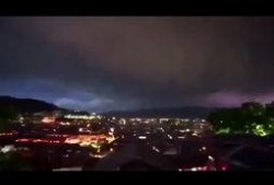 西安雨天爆料视频播放,街头实时画面曝光！